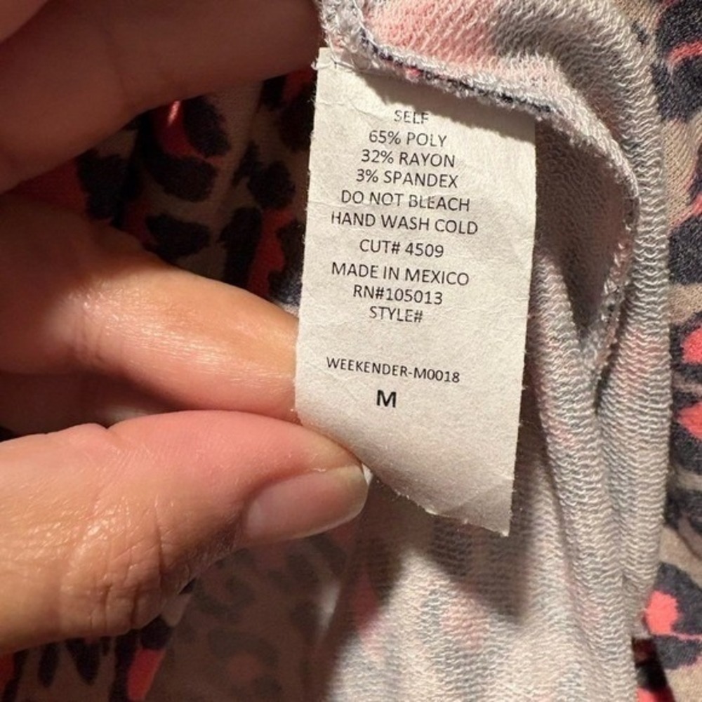 Dear Scarlett Leopard Print Logo Sleeve Top Size Medium Boutique Animal Print - Picture 2 of 6
